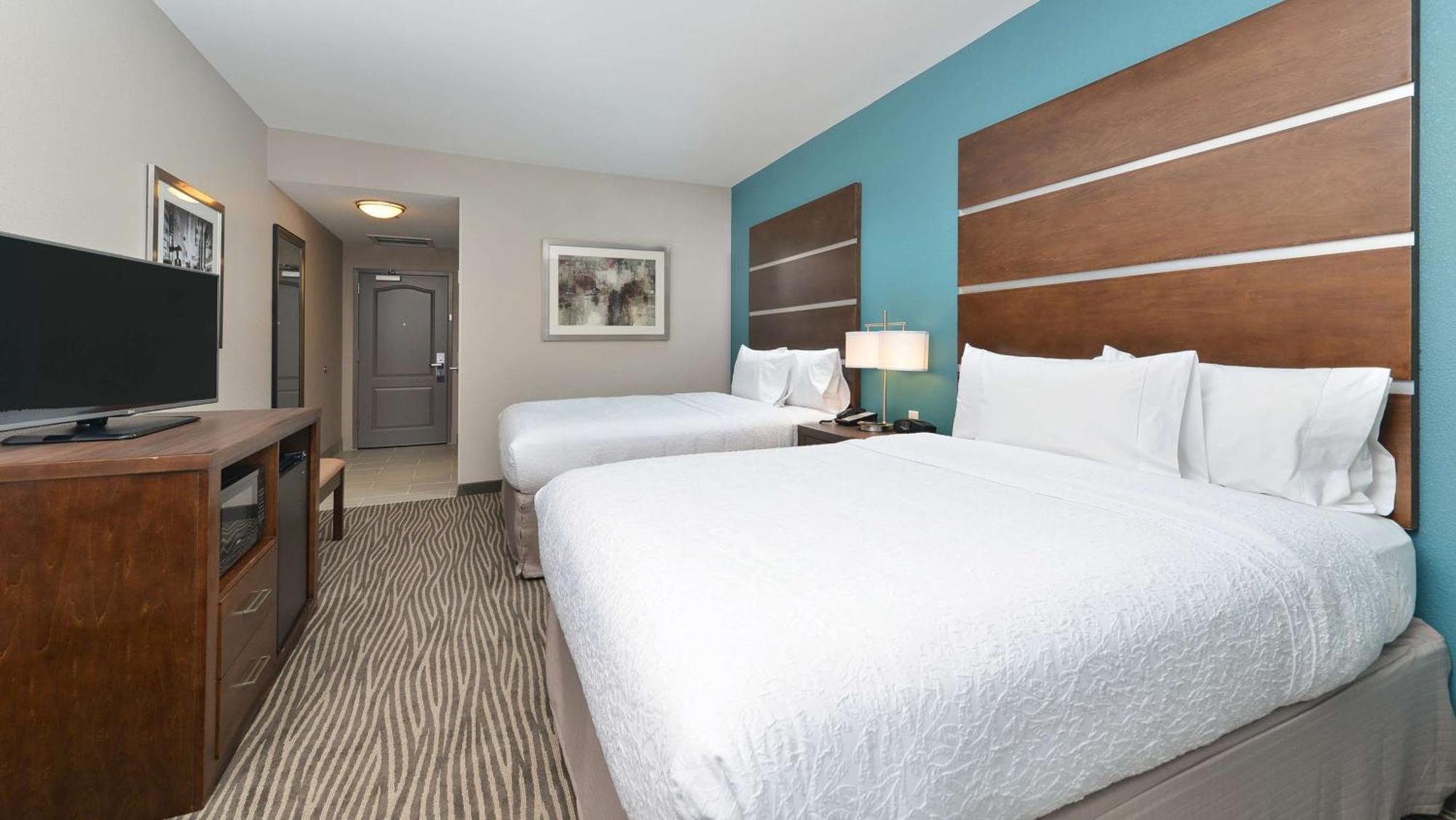 Hampton Inn & Suites Des Moines Downtown Exterior photo