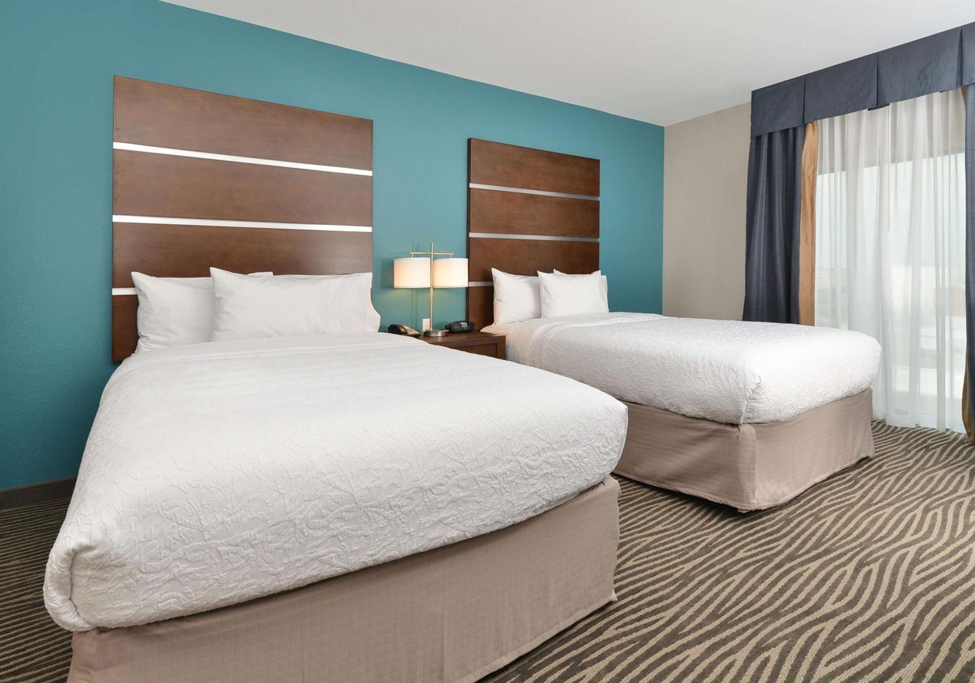 Hampton Inn & Suites Des Moines Downtown Exterior photo